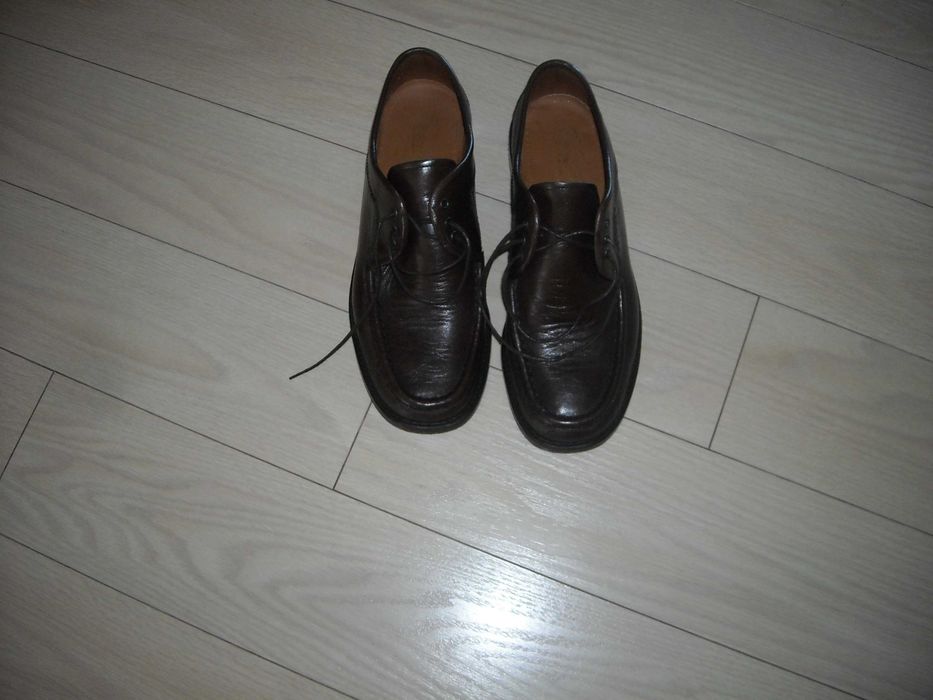 Sapatos clássicos em couro castanhos