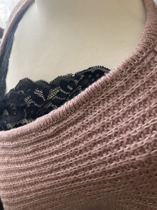 Śliczny sweterek damski z koronkową wstawką
