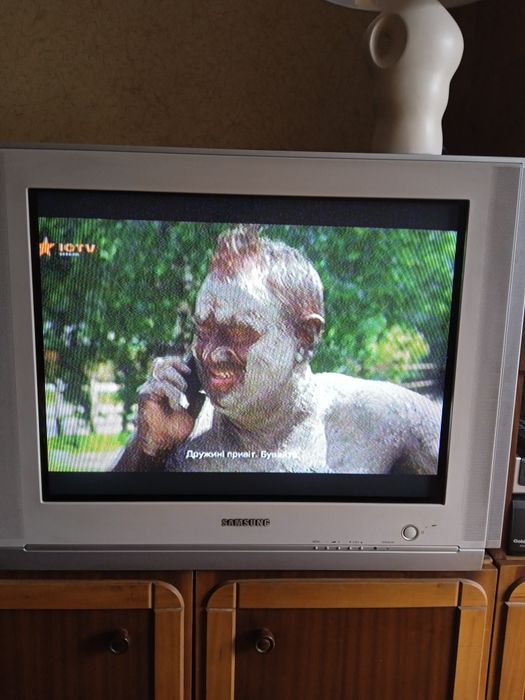 Телевізор Samsung 69 см по діагоналі.
