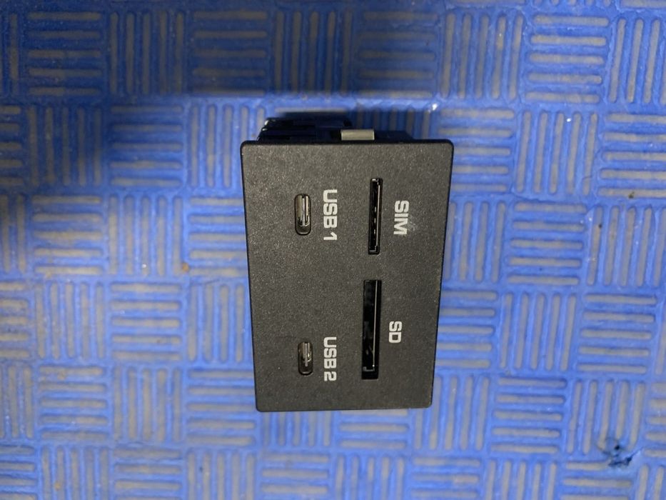 Прикурювач зарядка для Porsche Macan 95B