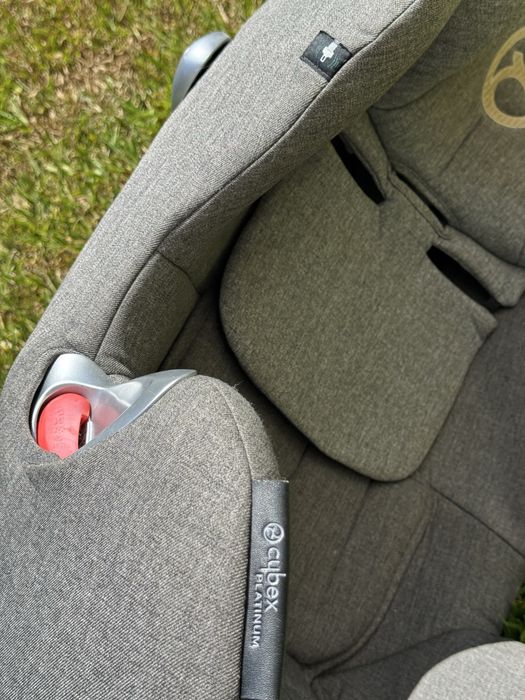 Cadeira de criança com isofix para carro desde bebé até aos 4 anos.