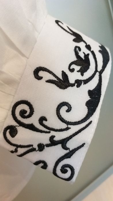 Продам вышитую женскую блузу