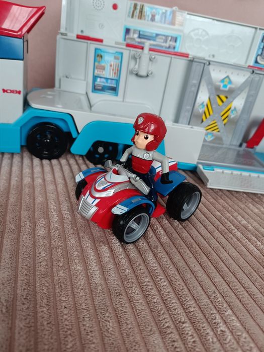 Transporter psi patrol z riderem na quadzie
