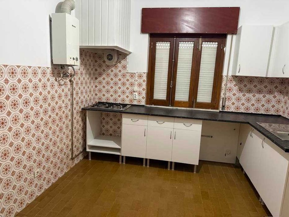Aluga-se 1º andar apartamento em moradia