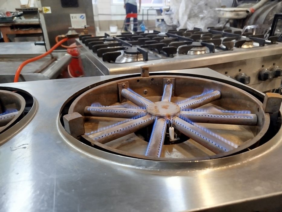 Професійна настільна газова блінниця плита.