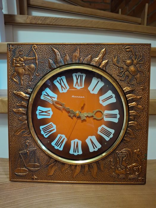 Годинник з чеканкою Антикваріат