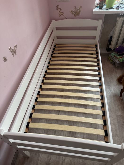 Кровать  односпальная из  натур дерева