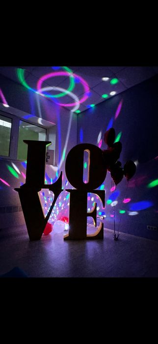 Великі літери LOVE із пінапласту