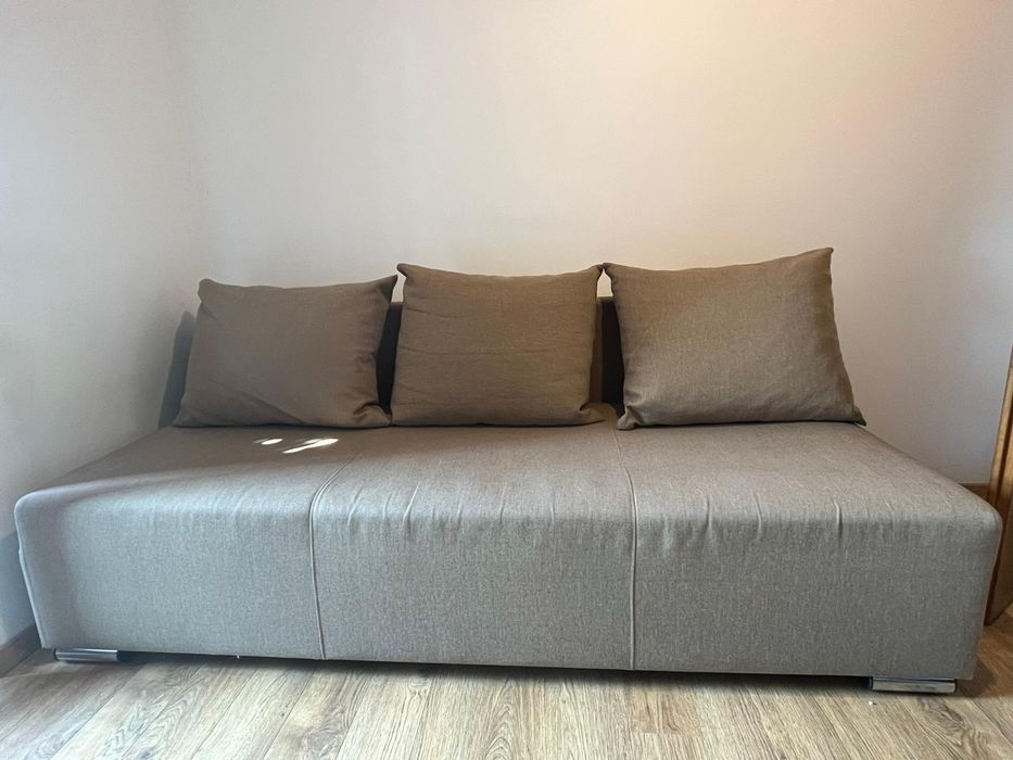 Rozkładana kanapa ze schowkiem