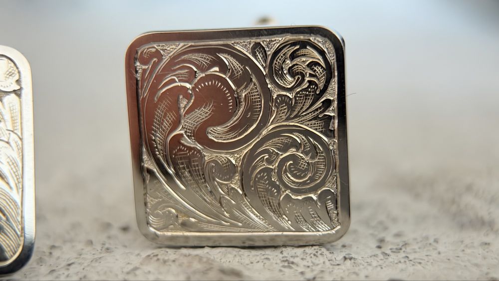 Spinki do mankietów. Ręczny grawerunek