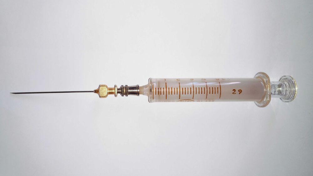 Seringa antiga vidro com agulha para coleção
