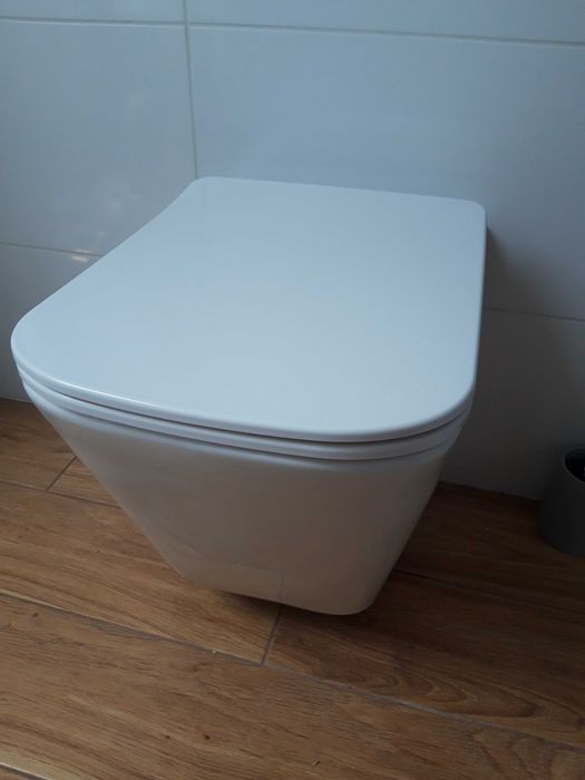 Miska wisząca jak nowa WC Bravia bezkołnierzowa deska wolnoopadająca