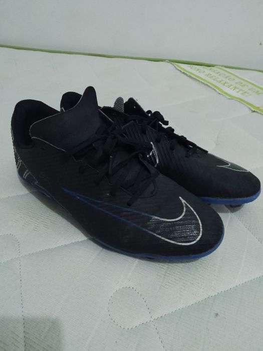 Nike Mercurial Vapor 15 Club FG em preto e azul.