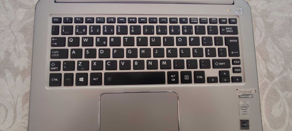 Portátil Toshiba KIRA-101  i7  8GB RAM