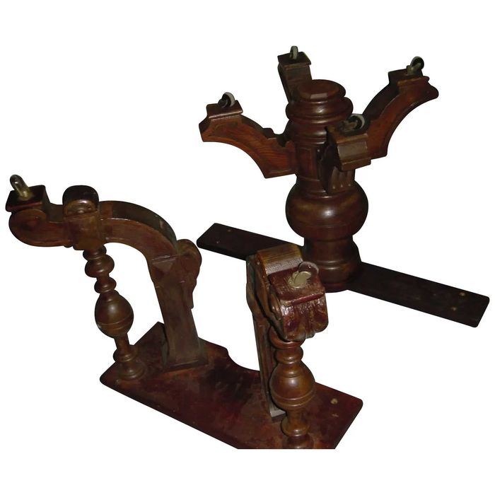 Conj. Mesa e seis cadeiras Louis XIII Séc. XIX/carvalho francês maciço