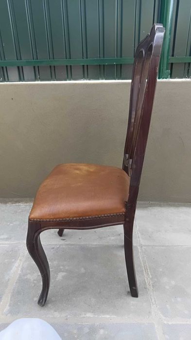Conjunto de quatro cadeiras com um design clássico e elegante