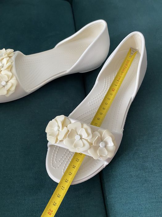 Sandały Crocs Lina Flower D’Orsay Oyster 39/40 W9