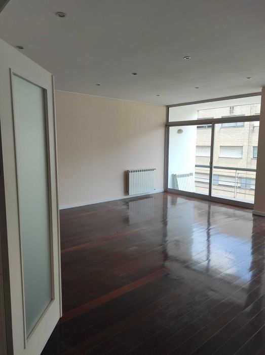 Arrenda apartamento T3 Costa ao parque da cidade. Three bed Apartment.