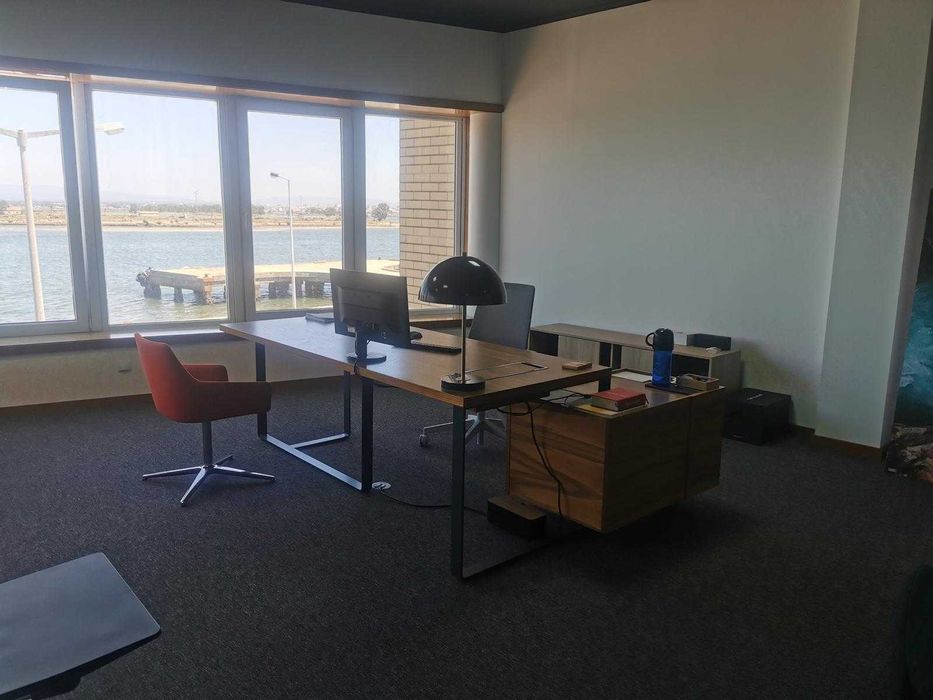 Secretária com módulo de gavetas lateral