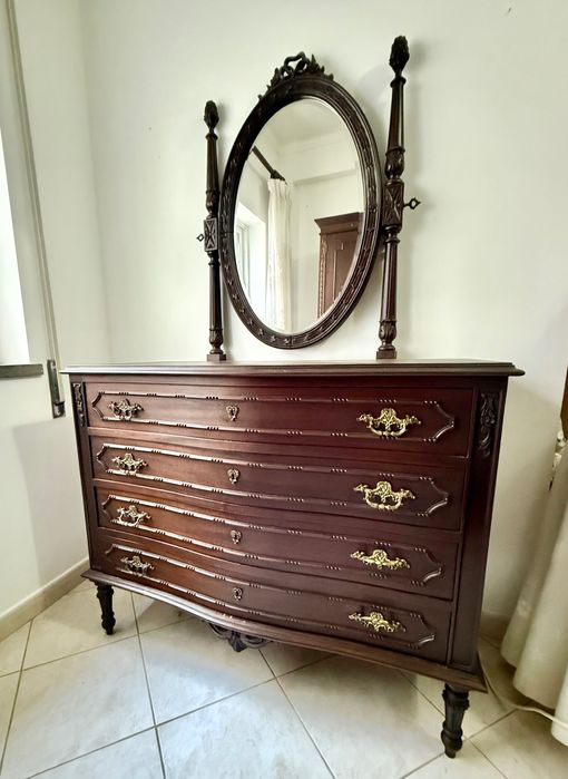 Mobília de quarto clássico em madeira