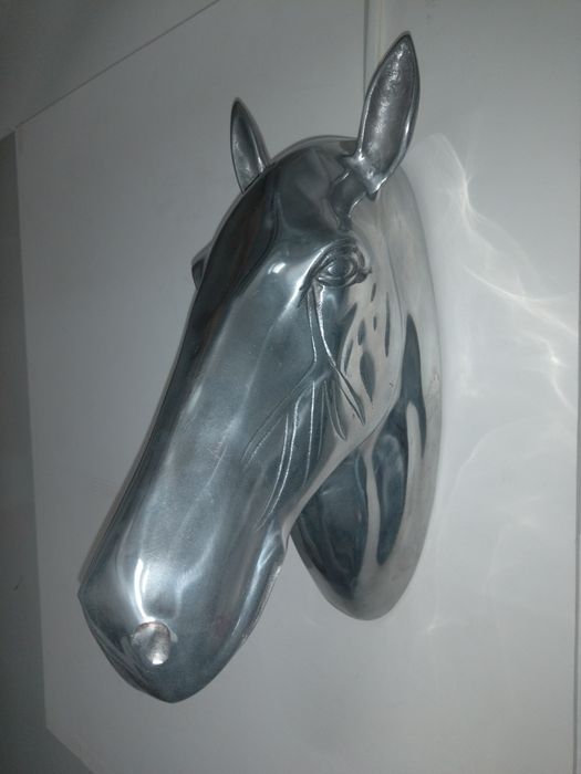 Głowa konia z aluminium.