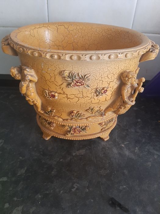 Vaso em Louça  com figuras