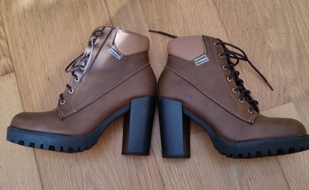 Botins castanhos  camel da  Moleca
