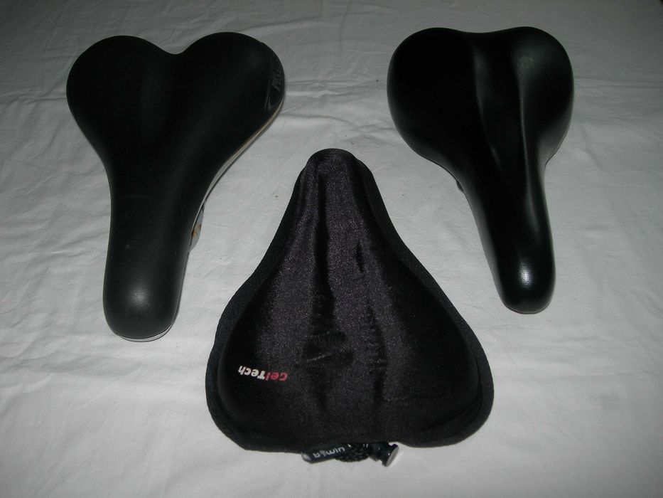 2 Cadeira para bike com uma capa para o banco.