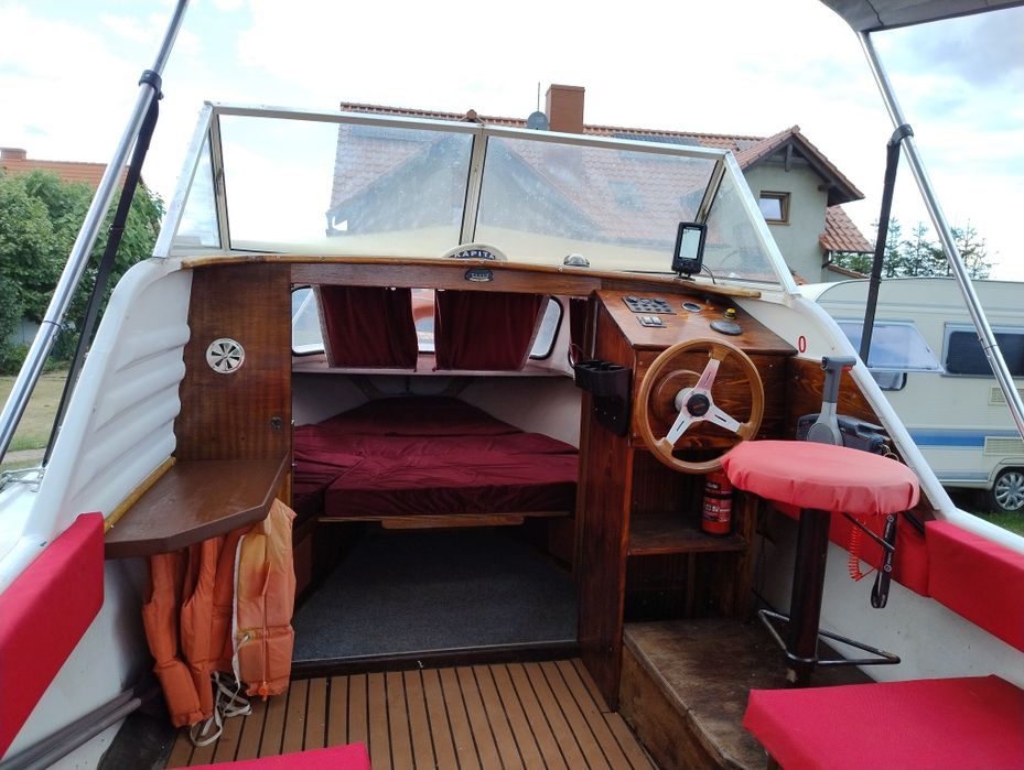 Łódź kabinowa motorowa