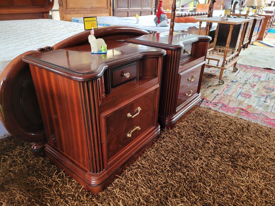 Excelentes mesas de cabeceira em madeira - Valor un