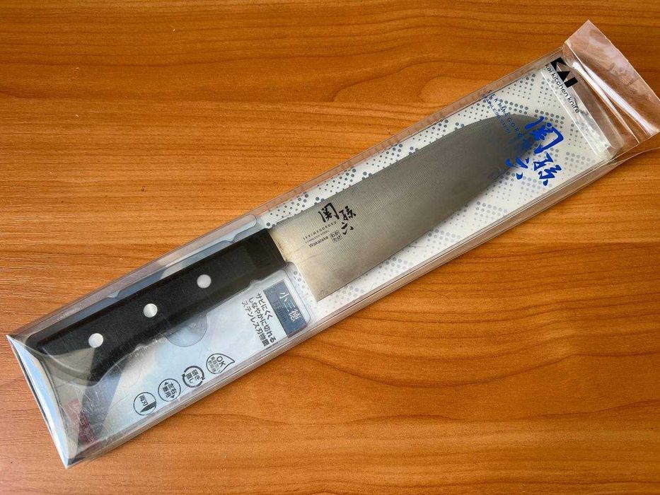 Кухонный японский нож Сантоку KAI Sekimagoroky Wakatake