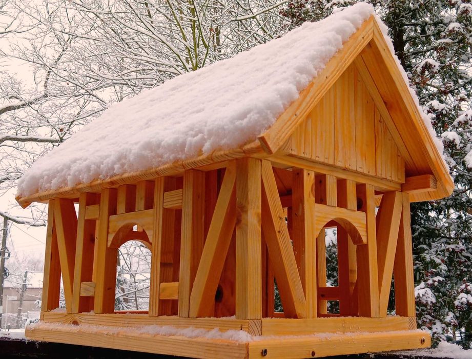 Drewniany domek szachulcowy karmnik z zasobnikiem na ziarno