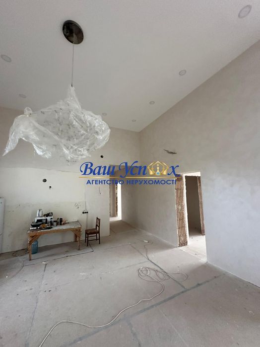 Продажа современного  дома с выходом на озеро. В городке.