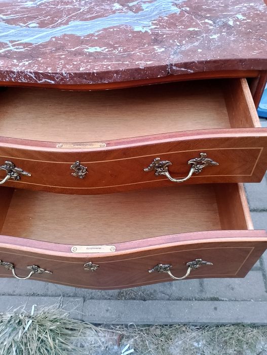 Piękna szafeczka do przedpokoju