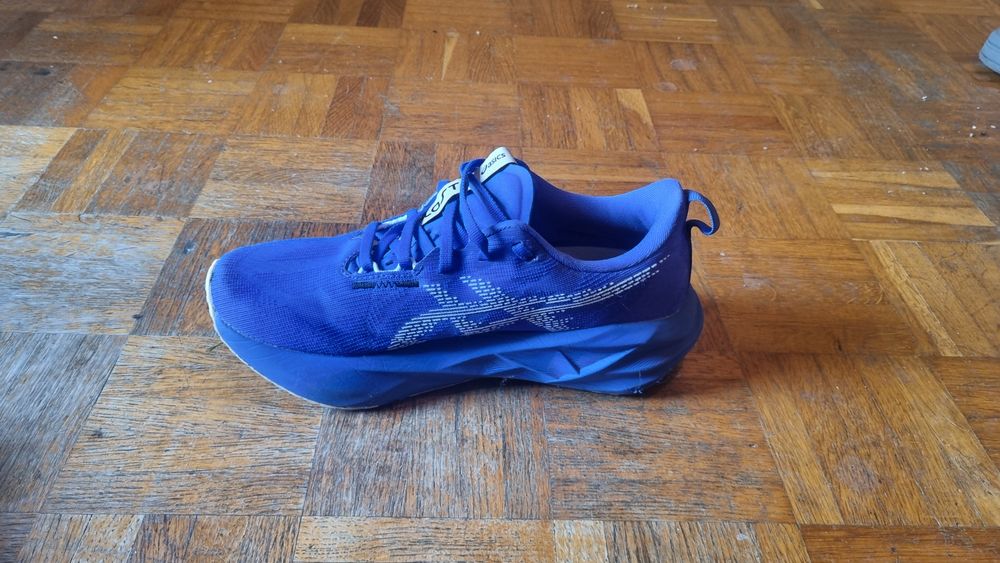 Sapatilhas ASICS Novablast 5 - Tamanho 39
