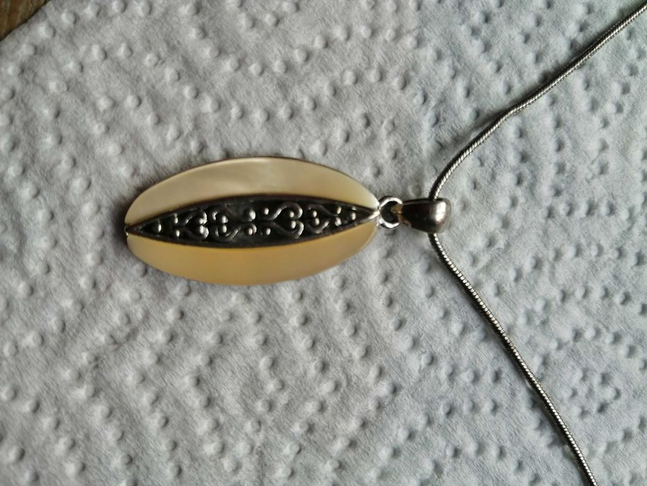 Colar ou bolta com pendente