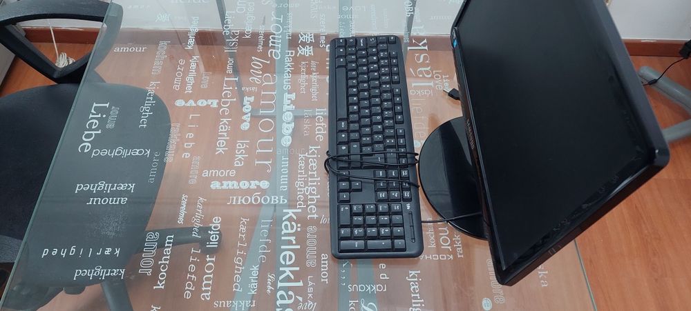 Secretaria em vidro transparente com desenhos