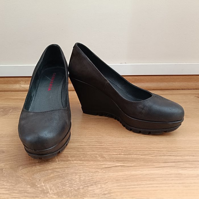 Czółenka na koturnie czarne Gardenia roz.37