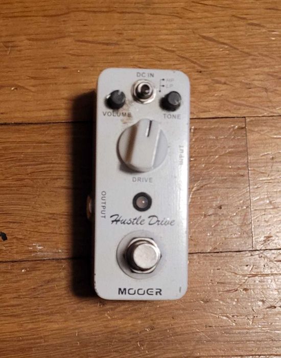 Pedais de Guitarra (distorção, chorus, tremolo)