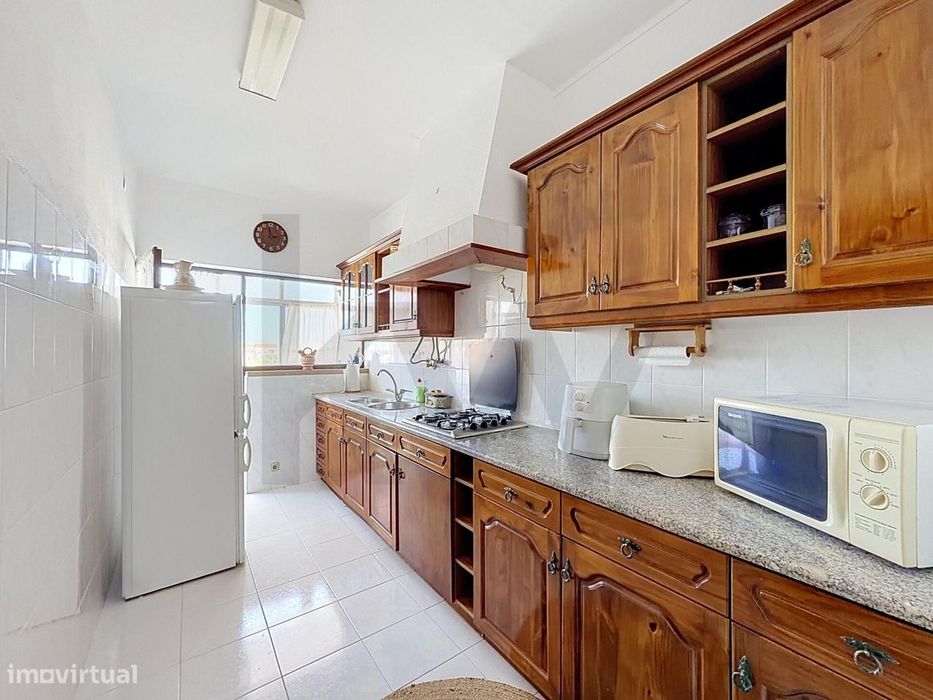 Apartamento T2 com Boa Luz Natural e Marquise | Peniche