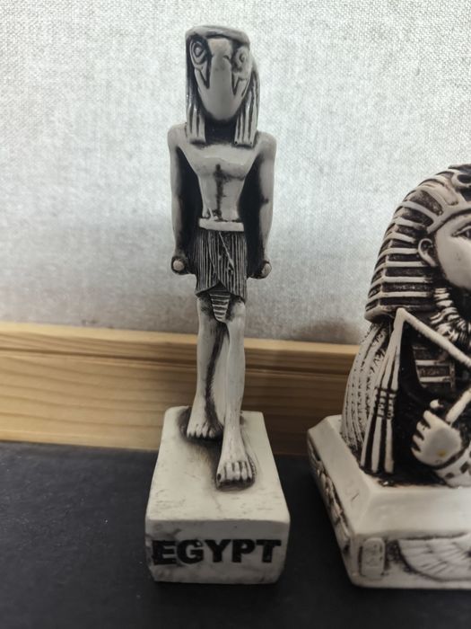 Lote 2 Estatuetas Egípcias Hórus e Fara
Conjunto de duas estatuetas de