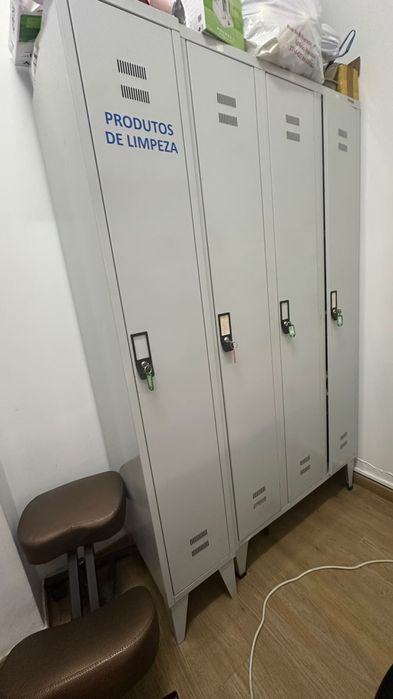 4 Cacifos Metálicos com Chave – Armários Vestiário / Arrumação