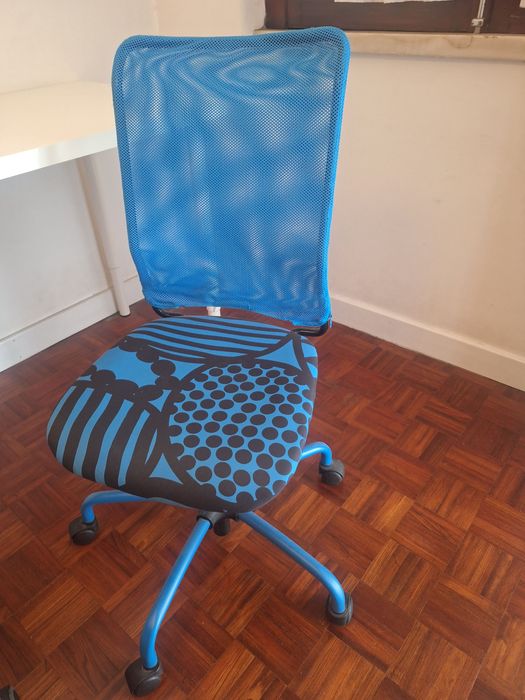 2 cadeiras de secretária ikea azul e preta