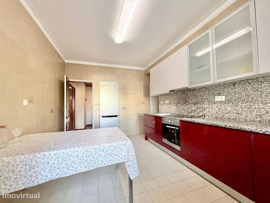 Apartamento T4 para arrendamento, situado na Rua Cândido de Oliveira