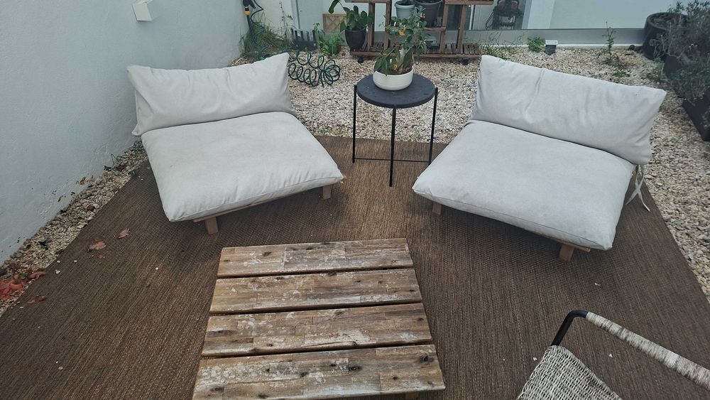 Conjunto de mobiliaria exterior. 2 cadeiras e 1 mesa