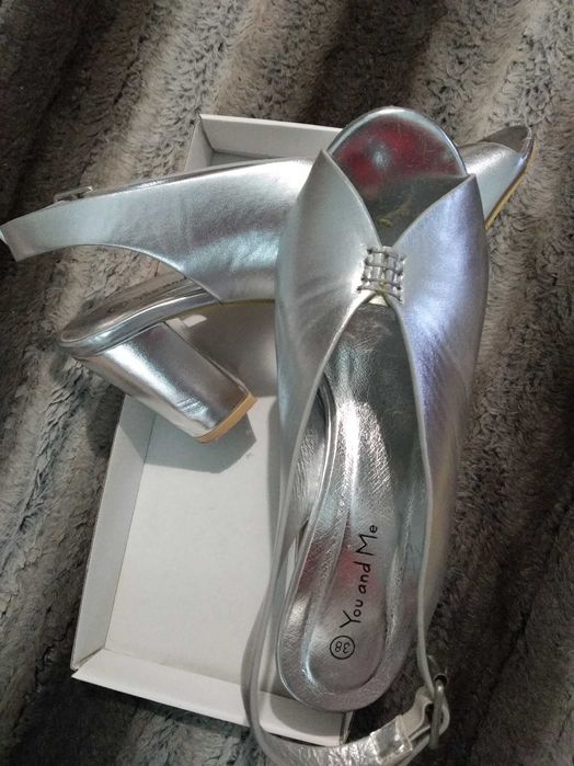 Sandálias de verão novas