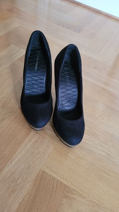 Czarne, zamszowe szpilki.
