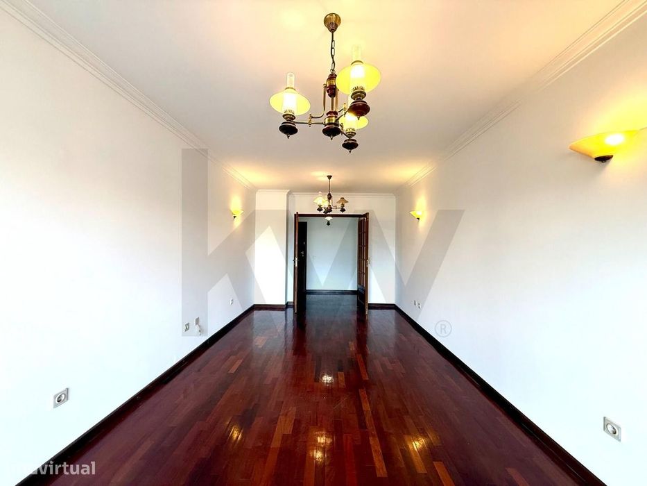 Excelente Apartamento T3 em Ramalde, Porto – 8º Andar com Varanda e Ga