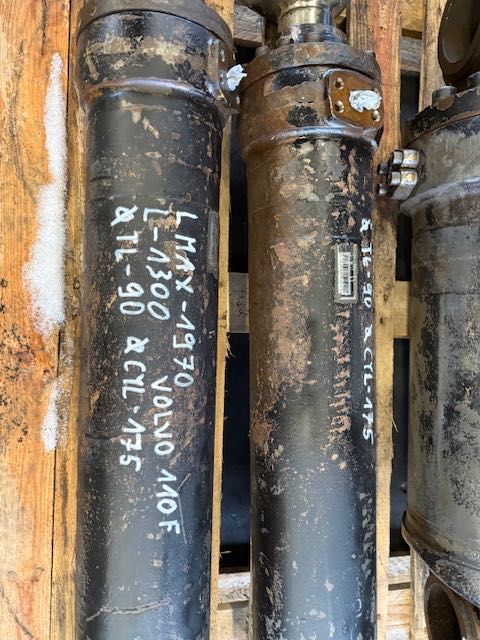 Volvo L 110 F/L120F USED HYDRAULIC CYLINDER komplqetbsiłowników do ładowarki