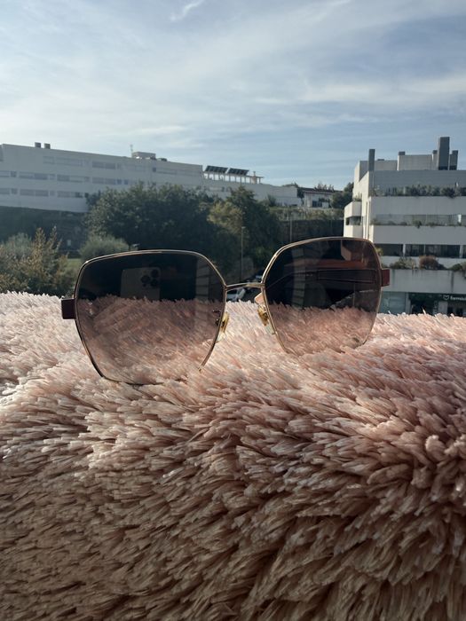 Óculos de Sol Furla Elegantes Dourados!